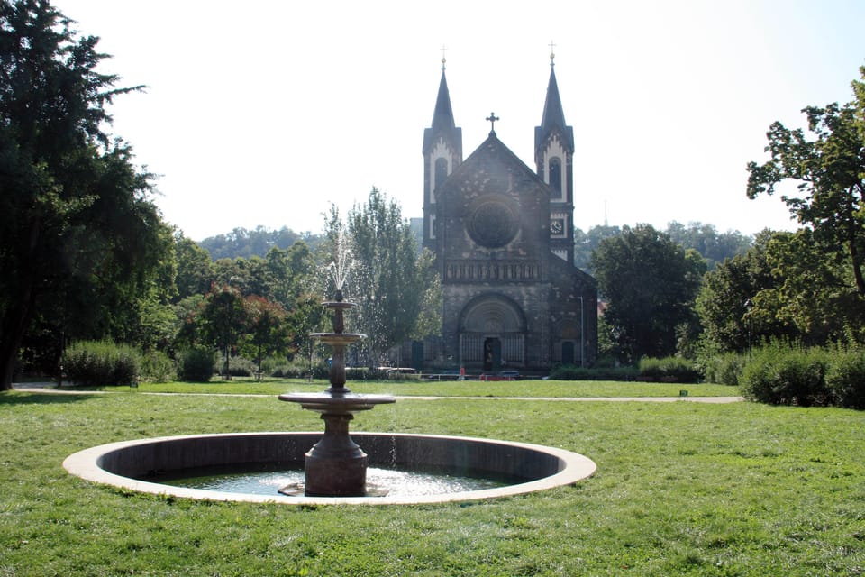 Estatua de san Venceslao sobre la entrada principal a la iglesia de los Santos Cirilo y Metodio en Karlín | Foto: Barbora Němcová, Radio Prague International Estatua de san Venceslao sobre la entrada principal a la iglesia de los Santos Cirilo y Metodio en Karlín | Foto: Barbora Němcová, Radio Prague International