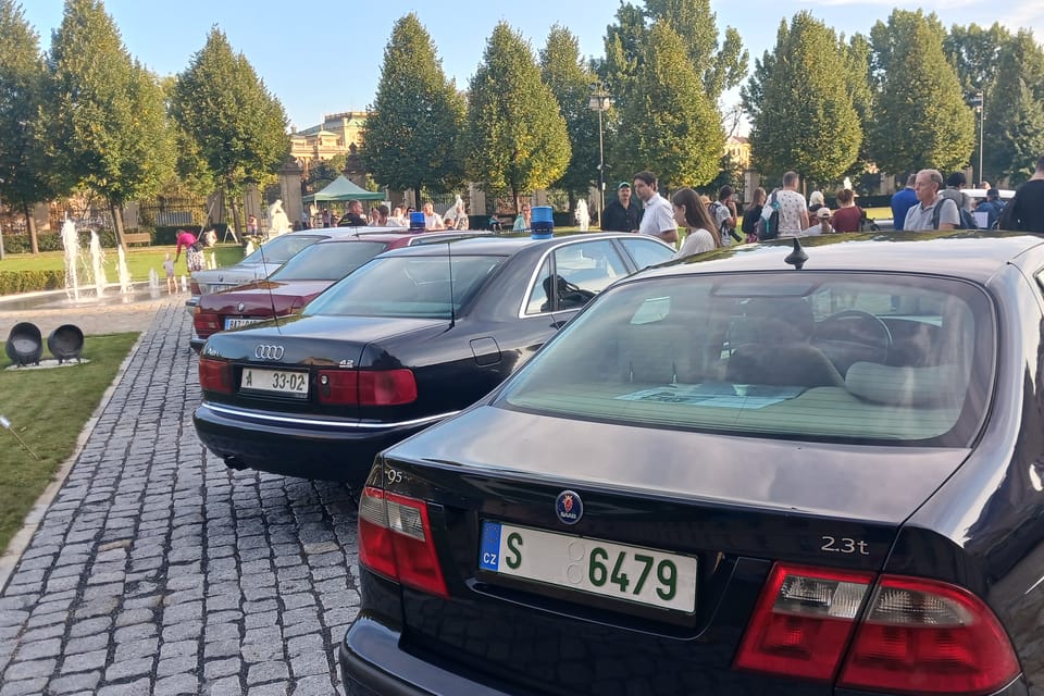 Exposición de vehículos gubernamentales históricos en el jardín de la Academia de Straka | Foto: Lenka Žižková, Radio Prague International Exposición de vehículos gubernamentales históricos en el jardín de la Academia de Straka | Foto: Lenka Žižková, Radio Prague International