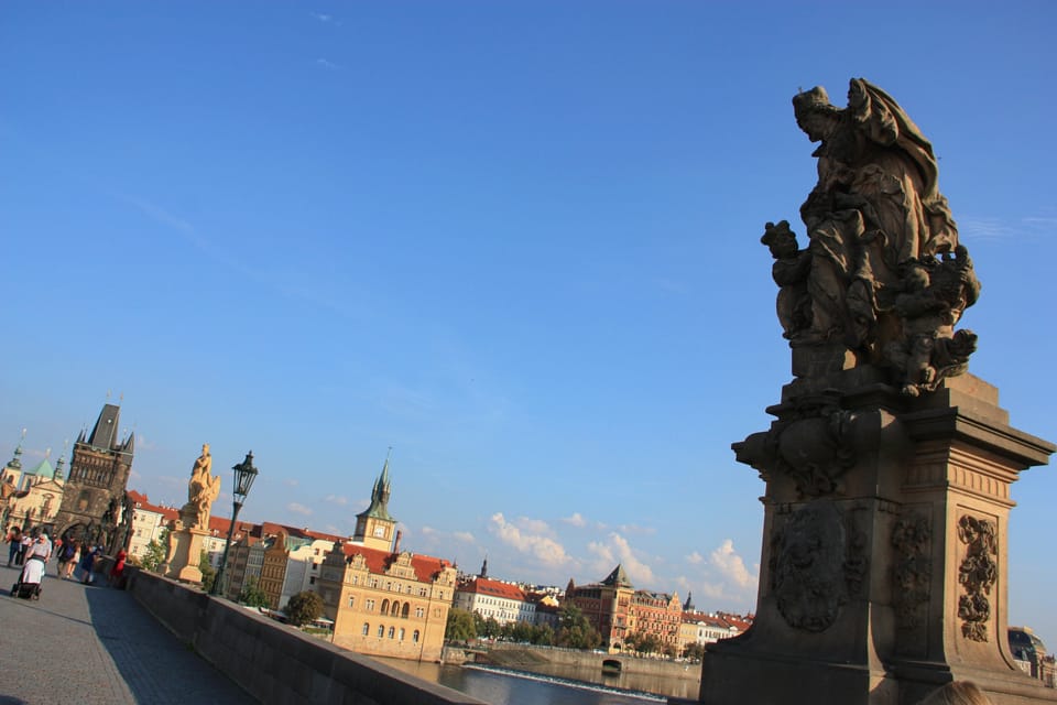 Conjunto escultórico de santa Ludmila con el pequeño Venceslao en el Puente de Carlos | Foto: Barbora Němcová, Radio Prague International Conjunto escultórico de santa Ludmila con el pequeño Venceslao en el Puente de Carlos | Foto: Barbora Němcová, Radio Prague International