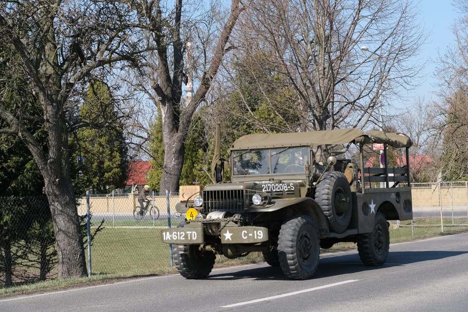 Convoy de vehículos militares históricos con motivo del 80 aniversario de la liberación y los bombardeos de Praga en 1945 | Foto: Bohumil Šimčík, Radio Prague International Convoy de vehículos militares históricos con motivo del 80 aniversario de la liberación y los bombardeos de Praga en 1945 | Foto: Bohumil Šimčík, Radio Prague International