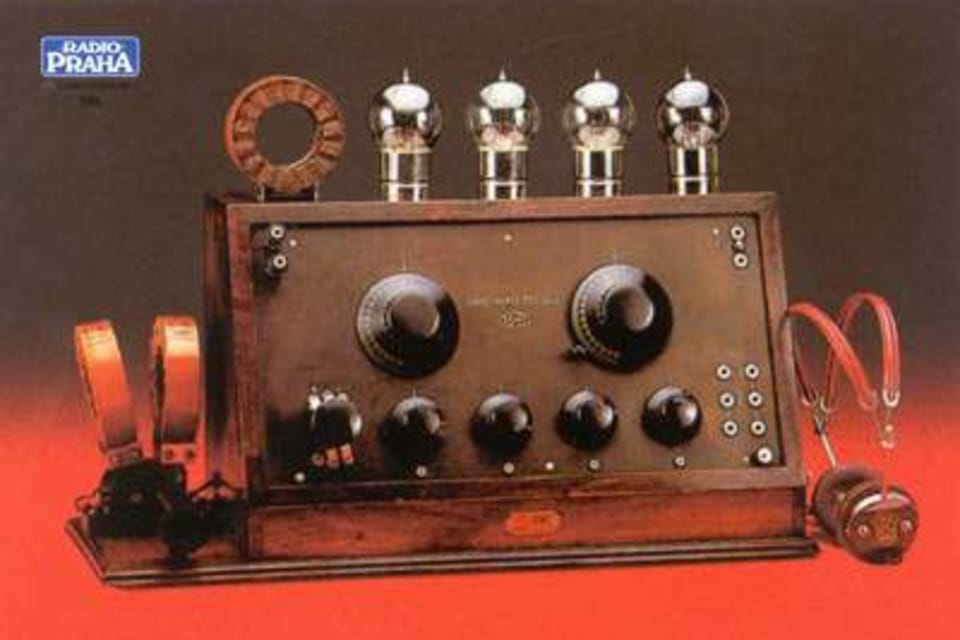 Receptor de cuatro válvulas,  alimentado por baterías,  de la firma Zenit  (1924-26) Checoslovaquia 