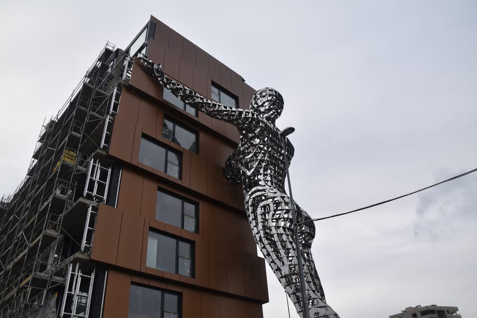 Además de sostener el edificio,  la nueva obra de Černý mueve su cabeza a la medianoche | Foto: Juan Pablo Bertazza,  Radio Prague International