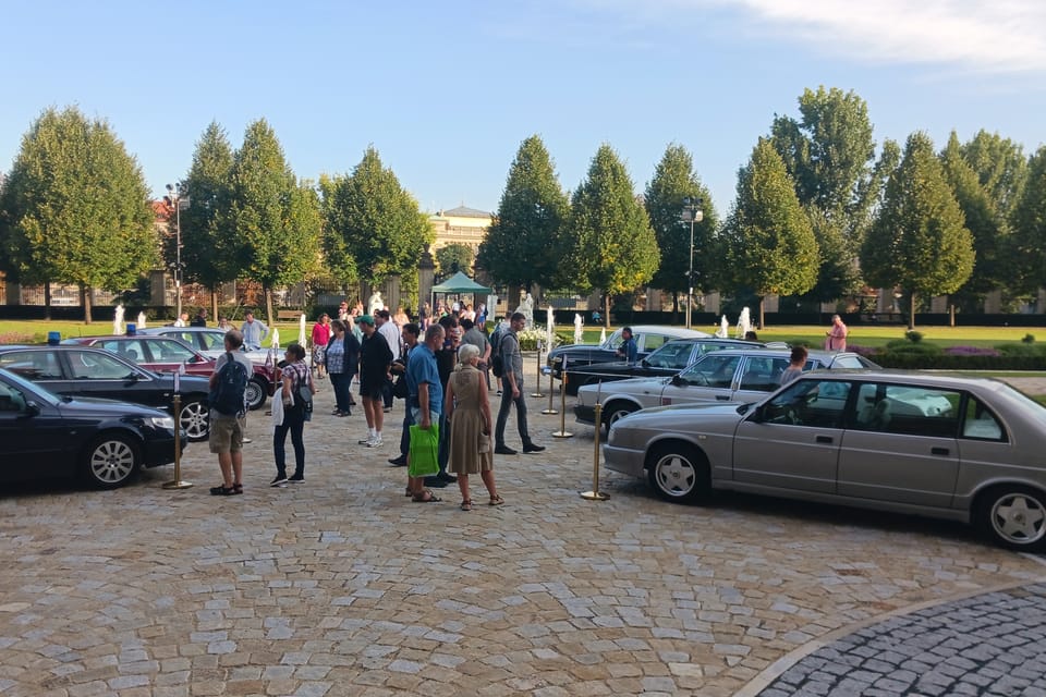 Exposición de vehículos gubernamentales históricos en el jardín de la Academia de Straka | Foto: Lenka Žižková,  Radio Prague International