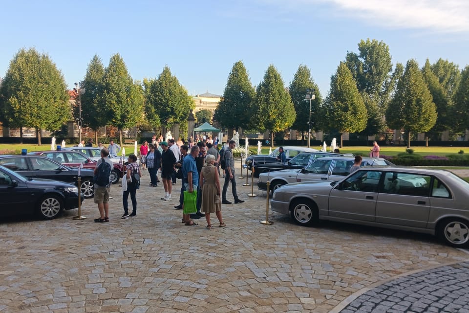 Exposición de vehículos gubernamentales históricos en el jardín de la Academia de Straka | Foto: Lenka Žižková, Radio Prague International Exposición de vehículos gubernamentales históricos en el jardín de la Academia de Straka | Foto: Lenka Žižková, Radio Prague International
