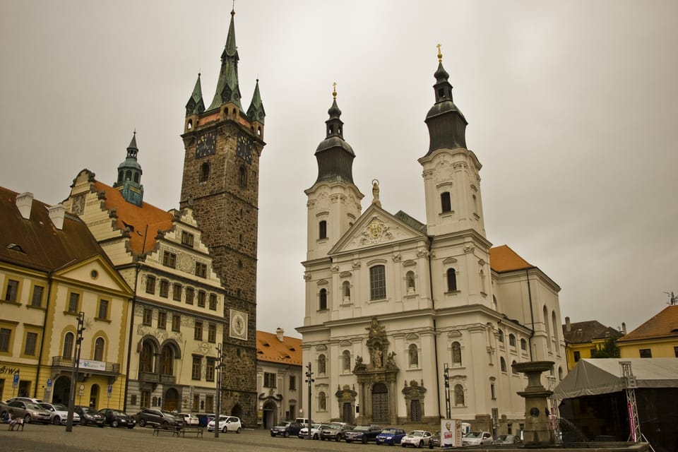 La plaza principal de Klatovy con el ayuntamiento,  la Torre Negra y la Iglesia de la Inmaculada Concepción de la Virgen María y San Ignacio | Foto: Vít Pohanka,  Radio Prague International