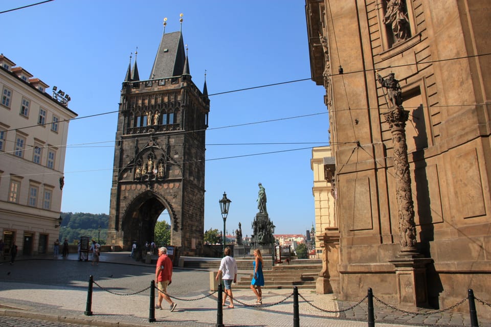 Columna con viñedos en la plaza de los Cruzados con una escultura de san Venceslao | Foto: Barbora Němcová,  Radio Prague International