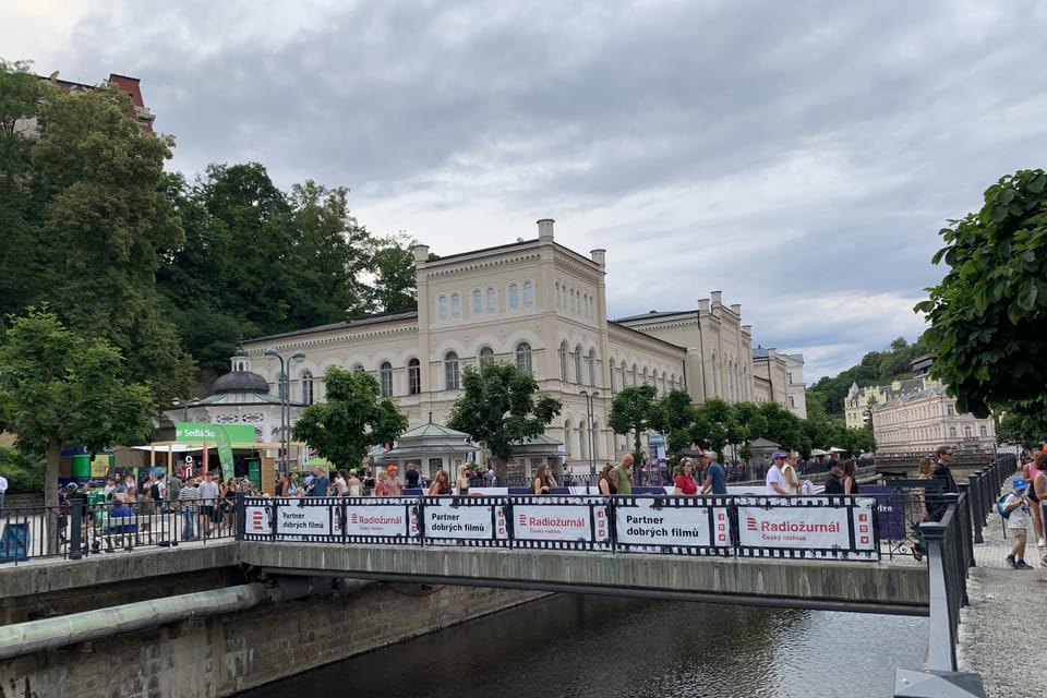 El cine se mezcla con la aquitectura de Karlovy Vary durante uno de los festivales más prestigiosos del mundo | Foto: Juan Muttoni, Radio Prague International El cine se mezcla con la aquitectura de Karlovy Vary durante uno de los festivales más prestigiosos del mundo | Foto: Juan Muttoni, Radio Prague International
