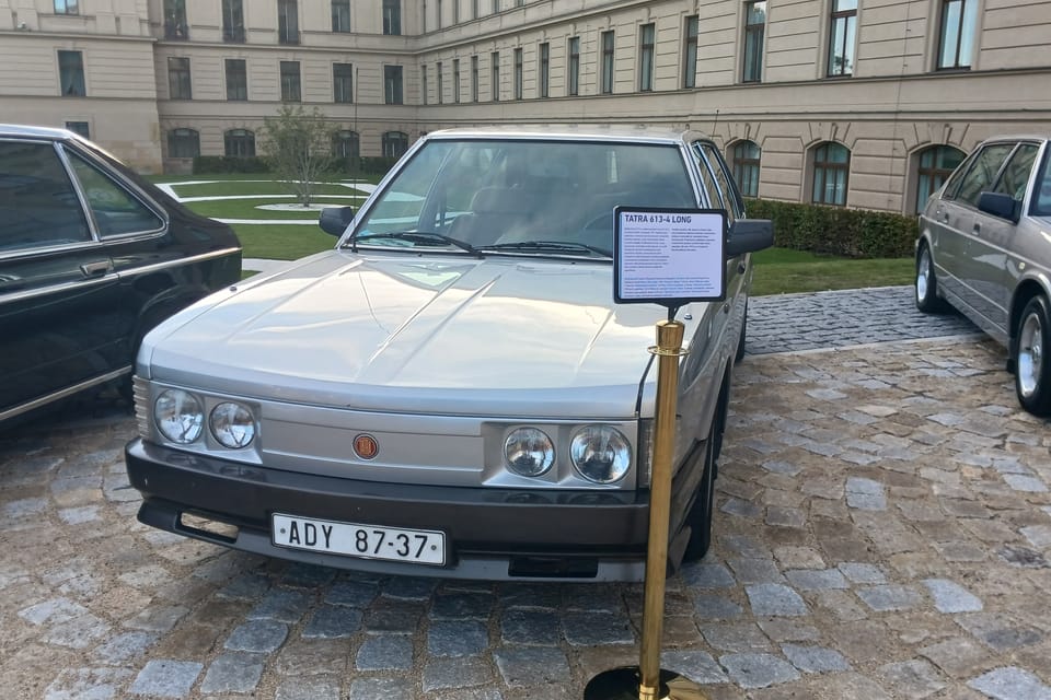 El vehículo Tatra 613-4 LONG sirvió en la Oficina del Gobierno en los años ochenta. | Foto: Lenka Žižková, Radio Prague International El vehículo Tatra 613-4 LONG sirvió en la Oficina del Gobierno en los años ochenta. | Foto: Lenka Žižková, Radio Prague International