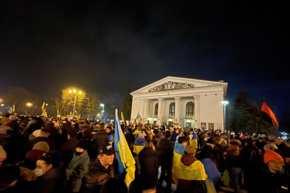 Manifestación contra la agresión rusa en Mariupol | Foto: Martin Dorazín,  Český rozhlas