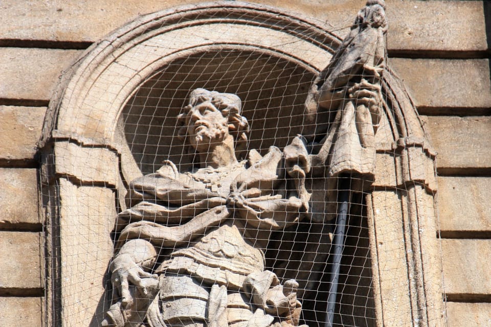 Escultura de san Venceslao en un nicho de la iglesia de San Francisco de Asís en la plaza de los Cruzados en Praga | Foto: Barbora Němcová, Radio Prague International Escultura de san Venceslao en un nicho de la iglesia de San Francisco de Asís en la plaza de los Cruzados en Praga | Foto: Barbora Němcová, Radio Prague International