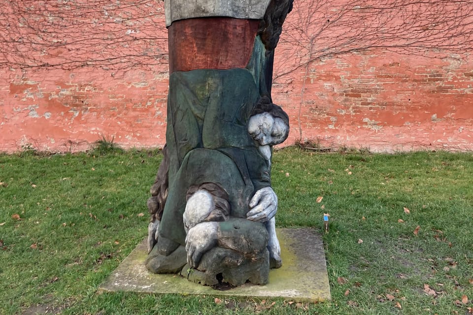 La estatua Getsemaní de J. Kobr de 2008 situada en los jardines del Monasterio | Foto: Martina Kutková,  Radio Prague International