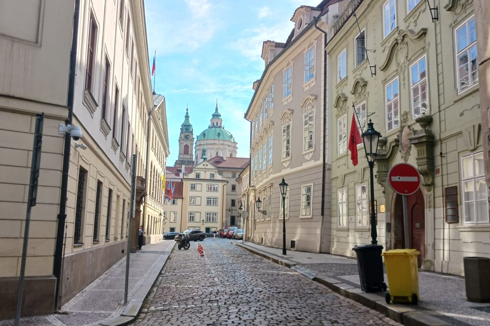 La calle Sněmovní debajo del Castillo de Praga | Foto: Lenka Žižková, Radio Prague International La calle Sněmovní debajo del Castillo de Praga | Foto: Lenka Žižková, Radio Prague International