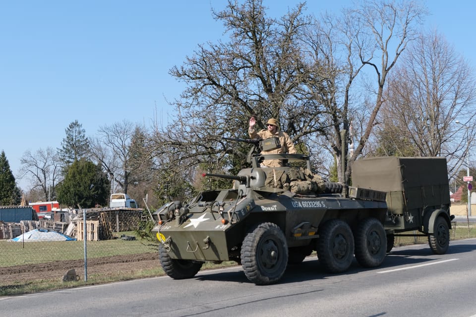 Convoy de vehículos militares históricos con motivo del 80 aniversario de la liberación y los bombardeos de Praga en 1945 | Foto: Bohumil Šimčík, Radio Prague International Convoy de vehículos militares históricos con motivo del 80 aniversario de la liberación y los bombardeos de Praga en 1945 | Foto: Bohumil Šimčík, Radio Prague International
