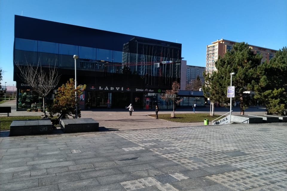Centro comercial en la plaza principal, foto: Dominika Bernáthová Centro comercial en la plaza principal, foto: Dominika Bernáthová