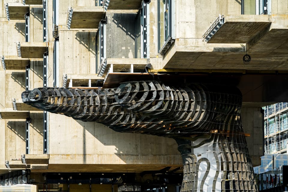 Fragment,  una mano también sostiene parte del edificio de Karlín | Foto: Trigema