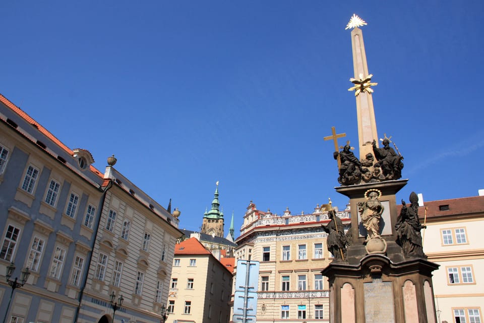 Estatua de san Venceslao entre los patrones checos en la columna de la peste de la Santísima Trinidad en la parte superior de la plaza del Barrio Pequeño | Foto: Barbora Němcová, Radio Prague International Estatua de san Venceslao entre los patrones checos en la columna de la peste de la Santísima Trinidad en la parte superior de la plaza del Barrio Pequeño | Foto: Barbora Němcová, Radio Prague International
