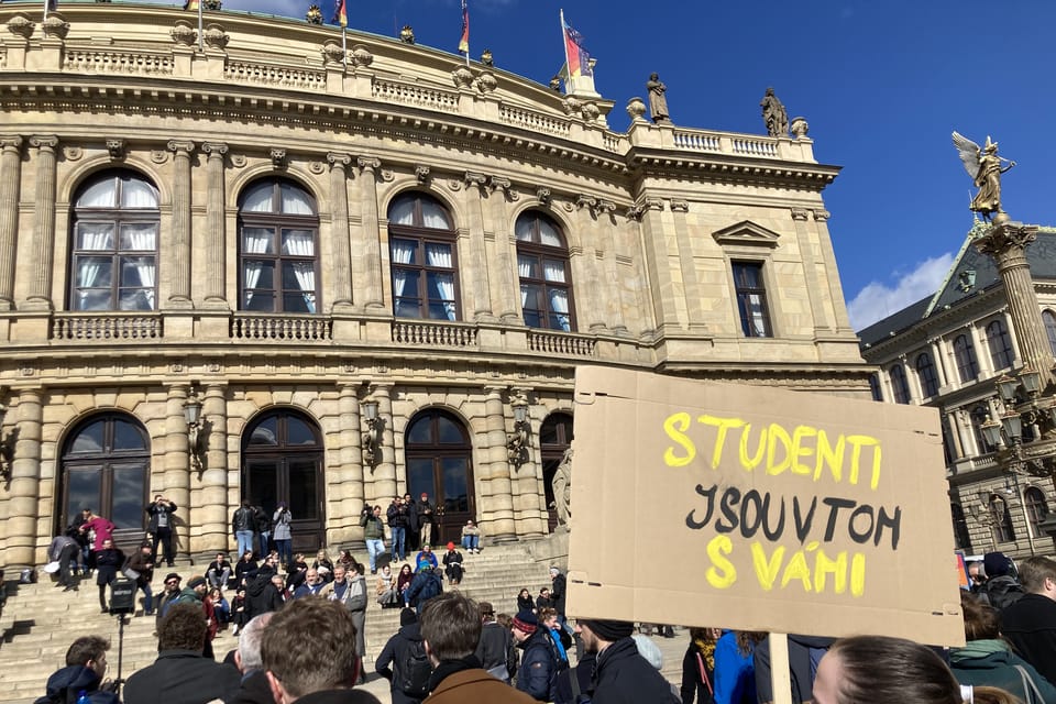 Comienzo de la manifestación enfrente de la Facultad de Filosofía y Letras de la Universidad Carolina en Praga | Foto: Martina Kutková,  Radio Prague International