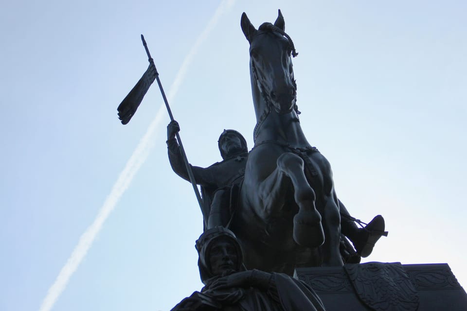 Un semental de siete años del ejército llamado Ardo sirvió de modelo para realizar la estatua del caballo | Foto: Barbora Němcová, Radio Prague International Un semental de siete años del ejército llamado Ardo sirvió de modelo para realizar la estatua del caballo | Foto: Barbora Němcová, Radio Prague International