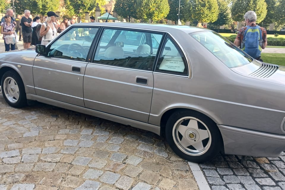 Tatra 700-2, el coche favorito del primer ministro Milos Zeman (con cenicero extra) | Foto: Lenka Žižková, Radio Prague International Tatra 700-2, el coche favorito del primer ministro Milos Zeman (con cenicero extra) | Foto: Lenka Žižková, Radio Prague International