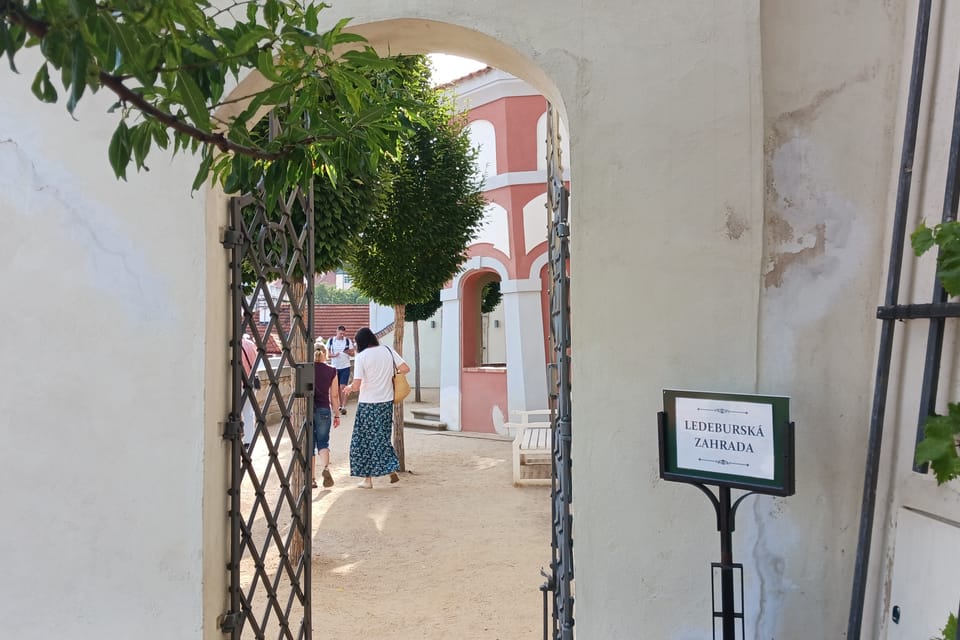 Puerta entre los jardines Pequeño Pálffy y Ledebour | Foto: Lenka Žižková, Radio Prague International Puerta entre los jardines Pequeño Pálffy y Ledebour | Foto: Lenka Žižková, Radio Prague International