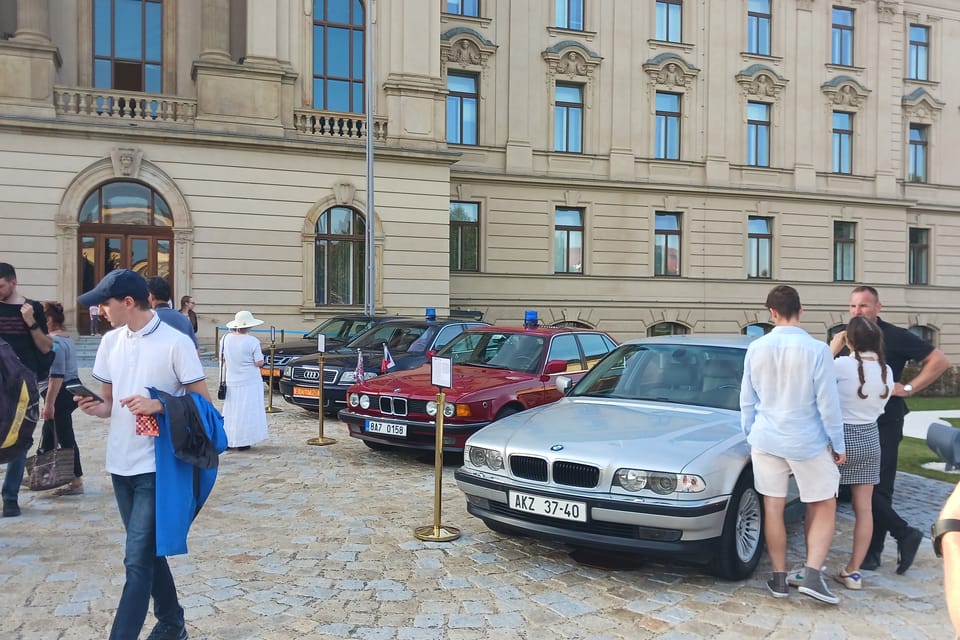 Exposición de vehículos gubernamentales históricos en el jardín de la Academia de Straka | Foto: Lenka Žižková, Radio Prague International Exposición de vehículos gubernamentales históricos en el jardín de la Academia de Straka | Foto: Lenka Žižková, Radio Prague International