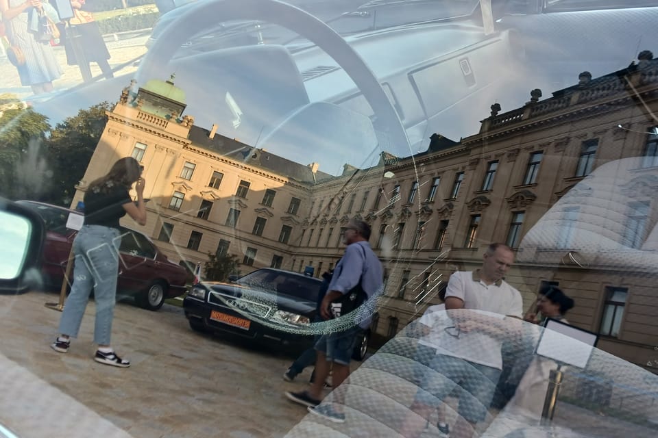 Exposición de vehículos gubernamentales históricos en el jardín de la Academia de Straka | Foto: Lenka Žižková, Radio Prague International Exposición de vehículos gubernamentales históricos en el jardín de la Academia de Straka | Foto: Lenka Žižková, Radio Prague International