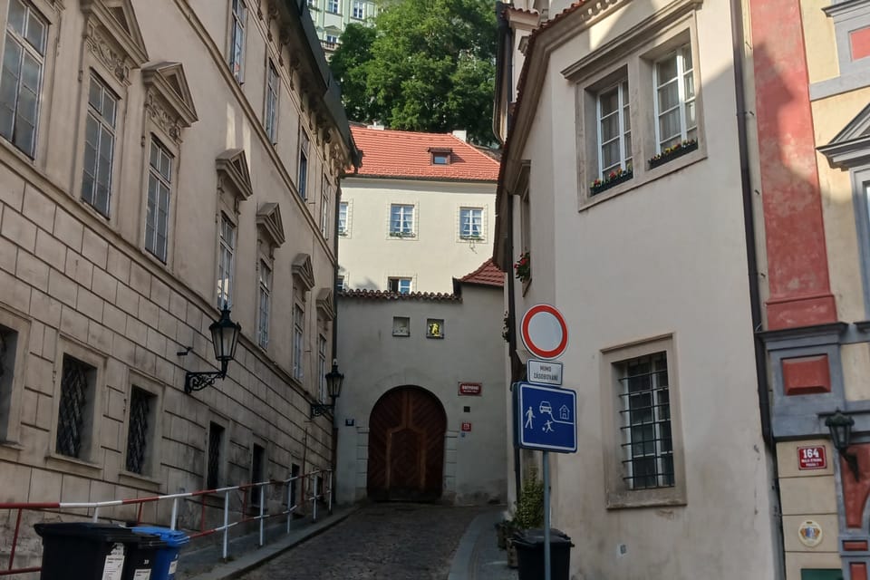 La calle Sněmovní debajo del Castillo de Praga | Foto: Lenka Žižková, Radio Prague International La calle Sněmovní debajo del Castillo de Praga | Foto: Lenka Žižková, Radio Prague International