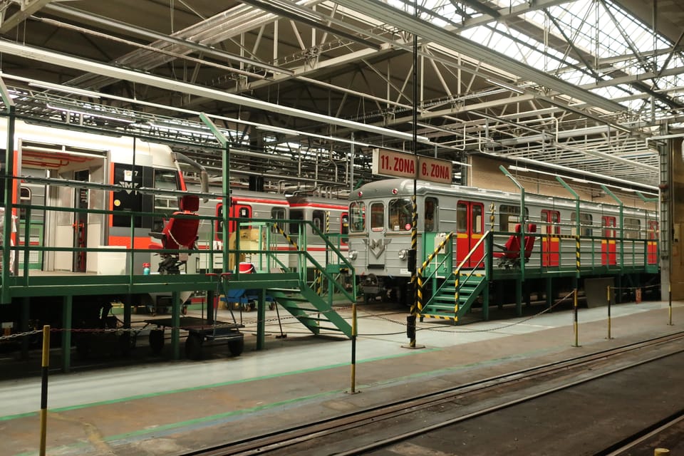 Los conjuntos de metro histórico en la cochera de Kačerov | Foto: Štěpánka Budková,  Radio Prague International