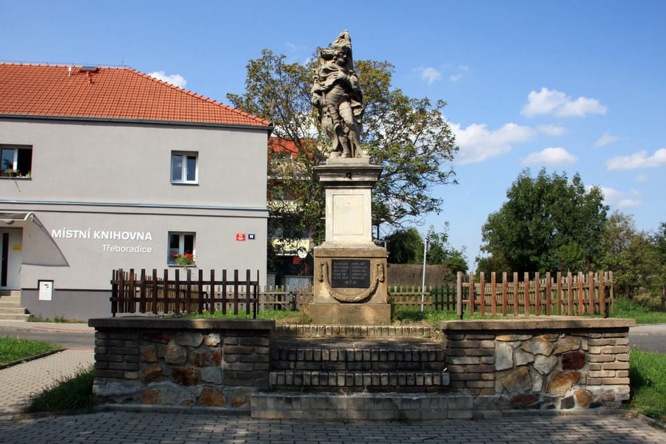 En Třeboradice, en el distrito de Praga 9 al norte de la capital, se encuentra una estatua de san Venceslao de autor desconocido de principios del siglo XVIII | Foto: Barbora Němcová, Radio Prague International En Třeboradice, en el distrito de Praga 9 al norte de la capital, se encuentra una estatua de san Venceslao de autor desconocido de principios del siglo XVIII | Foto: Barbora Němcová, Radio Prague International