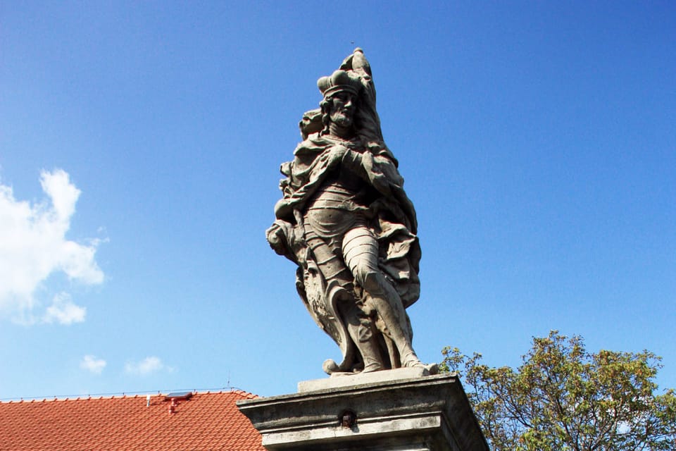 Estatua de san Venceslao de autor desconocido de principios del siglo XVIII en Třeboradice, en el distrito de Praga 9 al norte de la capital | Foto: Barbora Němcová, Radio Prague International Estatua de san Venceslao de autor desconocido de principios del siglo XVIII en Třeboradice, en el distrito de Praga 9 al norte de la capital | Foto: Barbora Němcová, Radio Prague International
