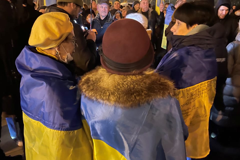 Manifestación contra la agresión rusa en Mariupol | Foto: Martin Dorazín,  Český rozhlas