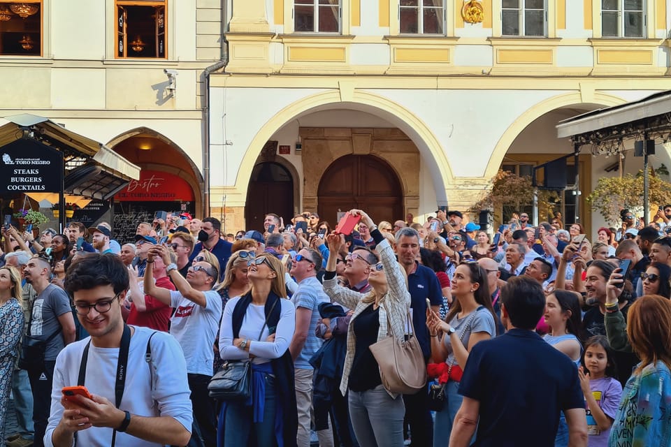 Turistas frente al Reloj Astronómico de Praga | Foto: Klára Stejskalová,  Radio Prague International