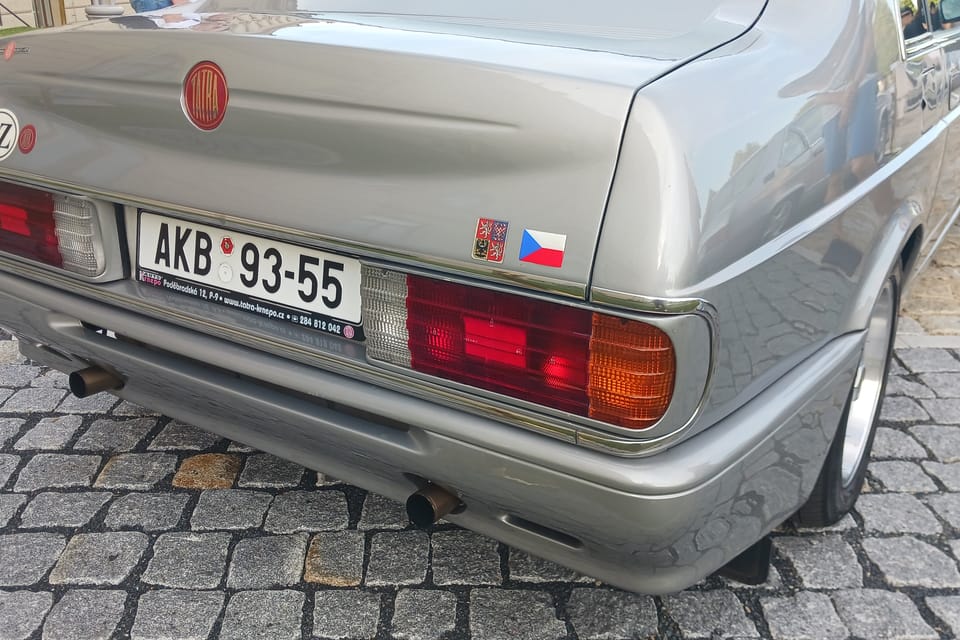 Tatra 700-2, el coche favorito del primer ministro Milos Zeman (con cenicero extra) | Foto: Lenka Žižková, Radio Prague International Tatra 700-2, el coche favorito del primer ministro Milos Zeman (con cenicero extra) | Foto: Lenka Žižková, Radio Prague International