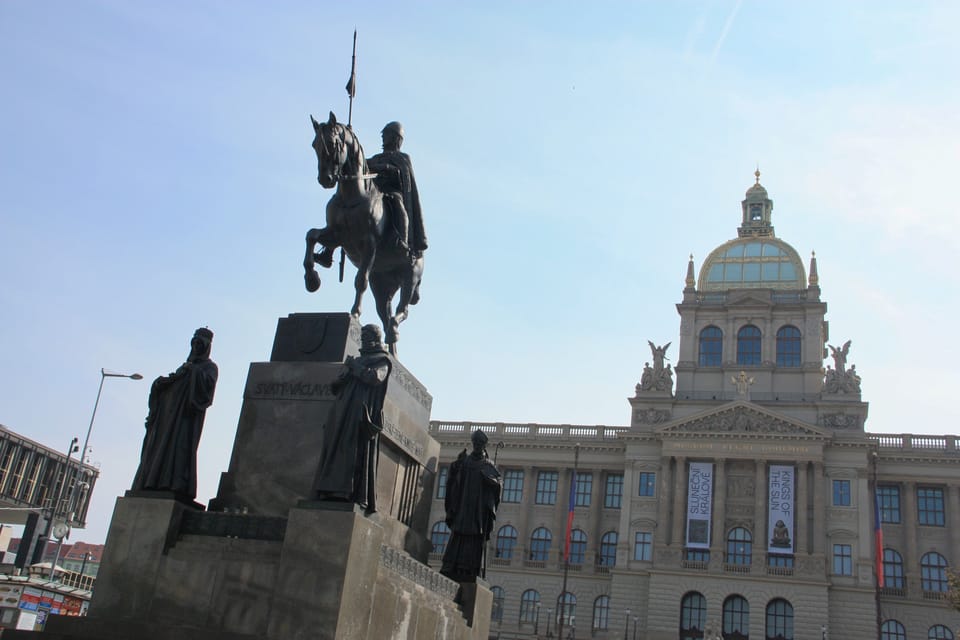 La famosa estatua ecuestre la completan cuatro esculturas de santos de pie. Se trata de santa Ludmila, san Procopio, san Adalberto y santa Inés | Foto: Barbora Němcová, Radio Prague International La famosa estatua ecuestre la completan cuatro esculturas de santos de pie. Se trata de santa Ludmila, san Procopio, san Adalberto y santa Inés | Foto: Barbora Němcová, Radio Prague International
