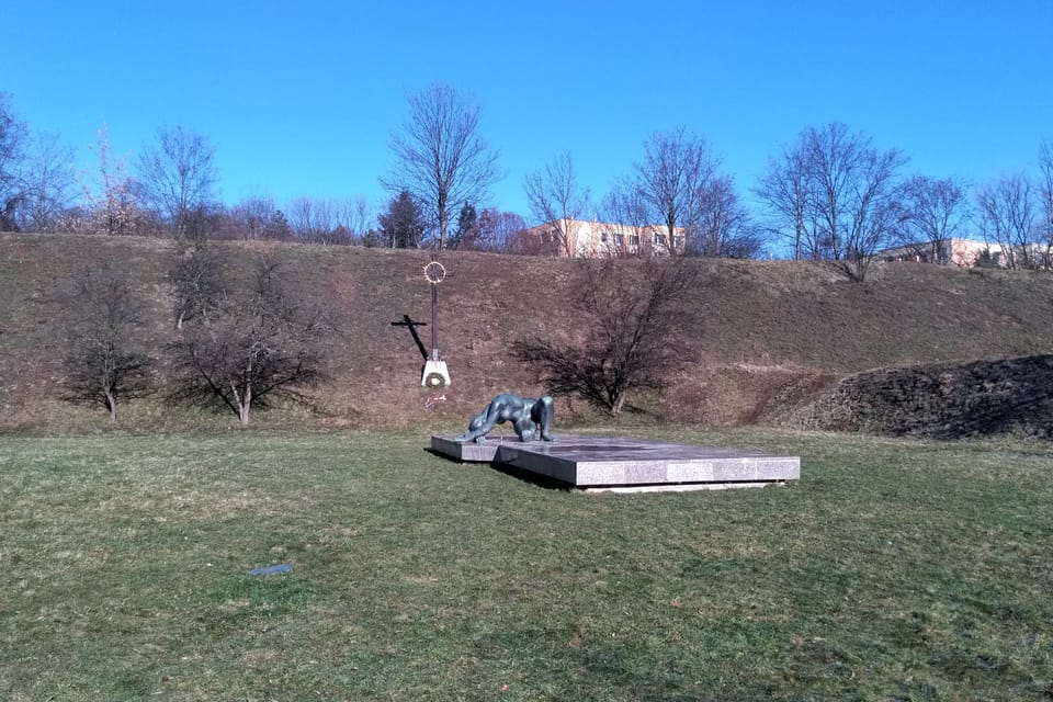 El monumento a las víctimas en el campo de tiro de Kobylisy, foto: Dominika Bernáthová El monumento a las víctimas en el campo de tiro de Kobylisy, foto: Dominika Bernáthová