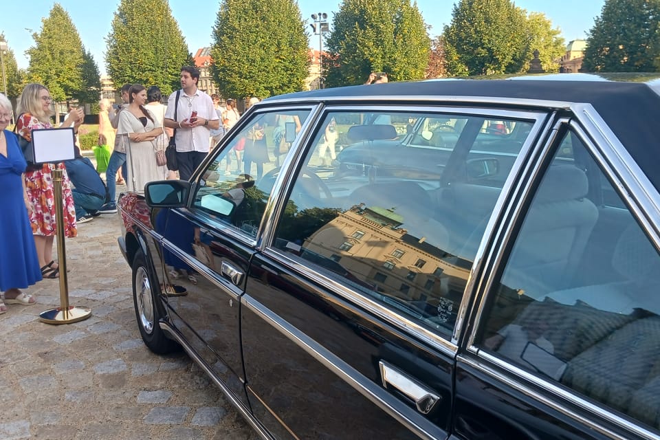 El coche Tatra 613-S SPECIAL fue utilizado por el jefe de los comunistas, Miloš Jakeš. | Foto: Lenka Žižková, Radio Prague International El coche Tatra 613-S SPECIAL fue utilizado por el jefe de los comunistas, Miloš Jakeš. | Foto: Lenka Žižková, Radio Prague International