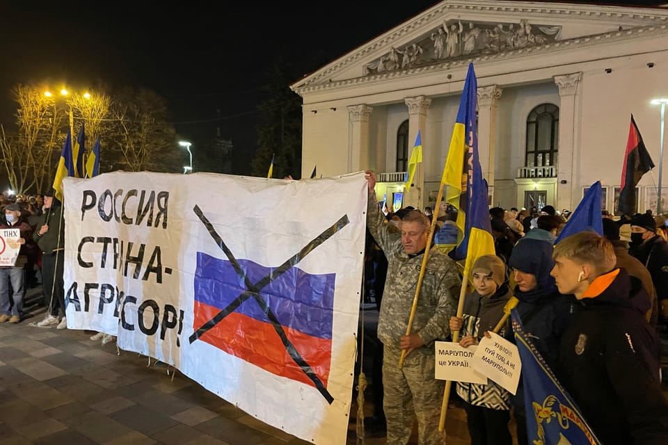 Manifestación contra la agresión rusa en Mariupol | Foto: Martin Dorazín,  Český rozhlas