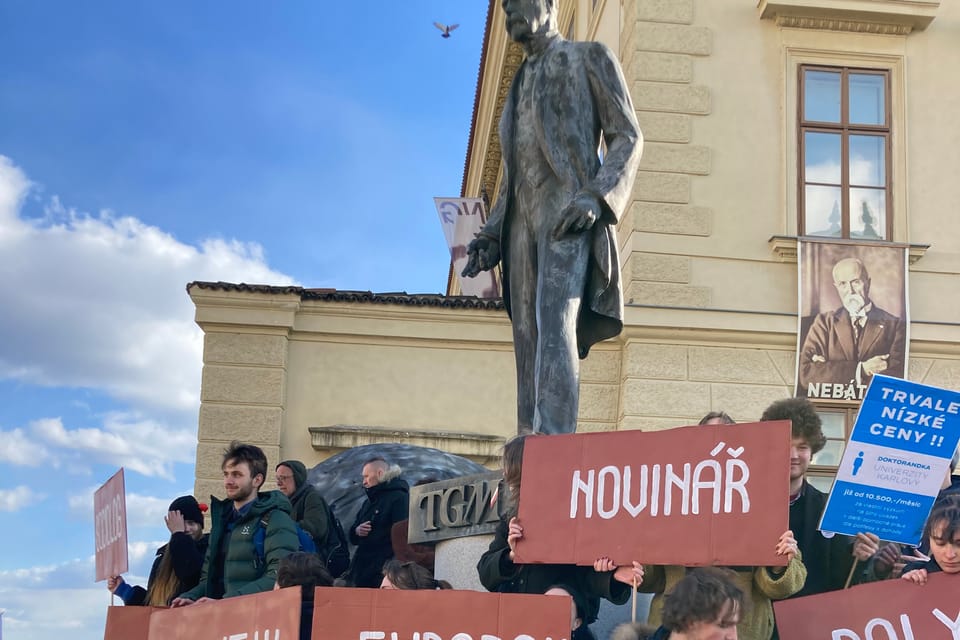 Final de la manifestación enfrente de la estatua de Masaryk en el Castillo de Praga,  | Foto: Martina Kutková,  Radio Prague International