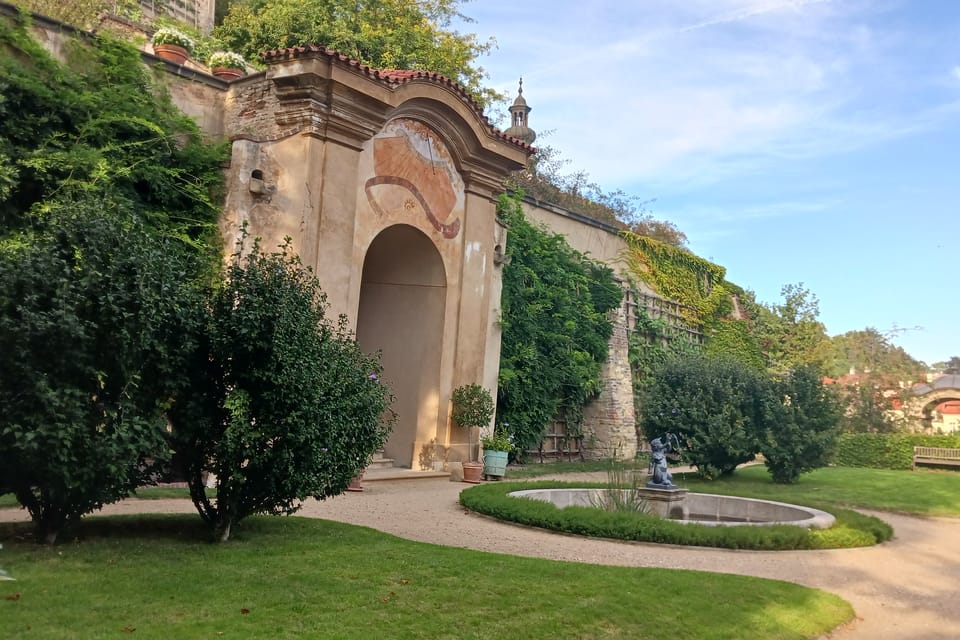 Reloj solar y fuente con la estatua de Tritón en el jardín Gran Pálffy | Foto: Lenka Žižková, Radio Prague International Reloj solar y fuente con la estatua de Tritón en el jardín Gran Pálffy | Foto: Lenka Žižková, Radio Prague International