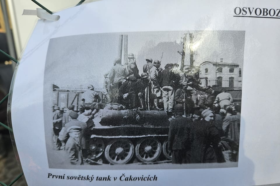 El primer tanque soviético en Čakovice | Foto: Štěpánka Budková, Radio Prague International El primer tanque soviético en Čakovice | Foto: Štěpánka Budková, Radio Prague International