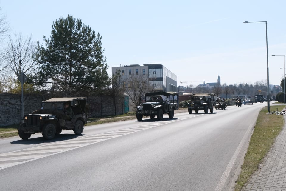 Convoy de vehículos militares históricos con motivo del 80 aniversario de la liberación y los bombardeos de Praga en 1945 | Foto: Bohumil Šimčík, Radio Prague International Convoy de vehículos militares históricos con motivo del 80 aniversario de la liberación y los bombardeos de Praga en 1945 | Foto: Bohumil Šimčík, Radio Prague International