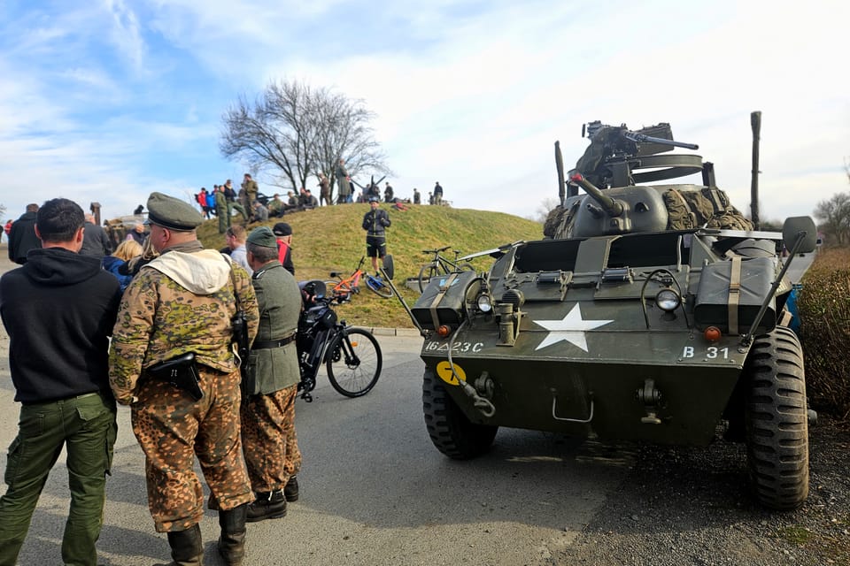 Vehículos militares de la época | Foto: Štěpánka Budková, Radio Prague International Vehículos militares de la época | Foto: Štěpánka Budková, Radio Prague International