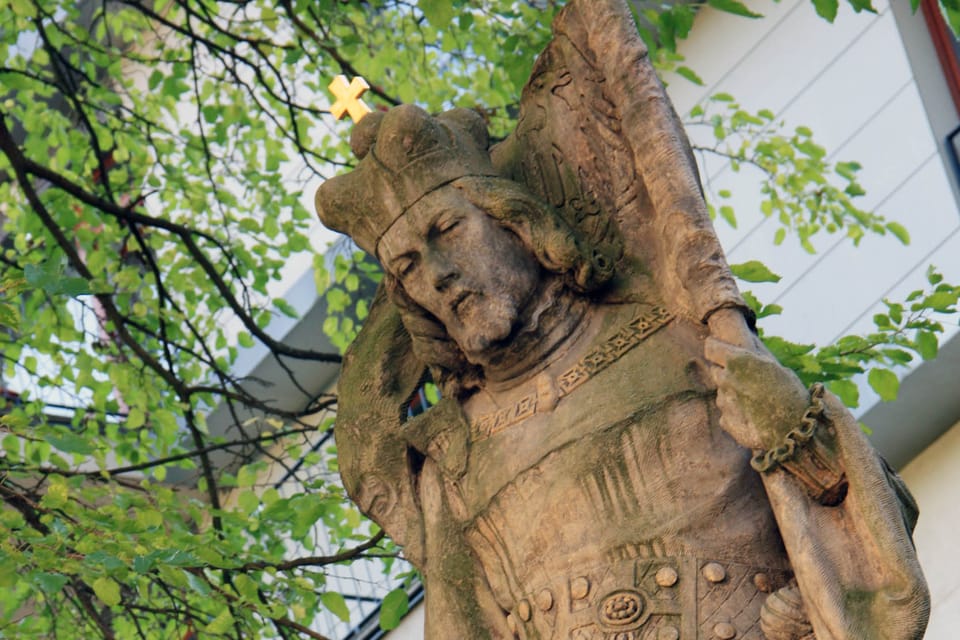 El santo tiene una corona de príncipe,  una larga capa y un estandarte en la mano izquierda. Con la mano derecha da su bendición. En el cinto cuelga su espada | Foto: Barbora Němcová,  Radio Prague International