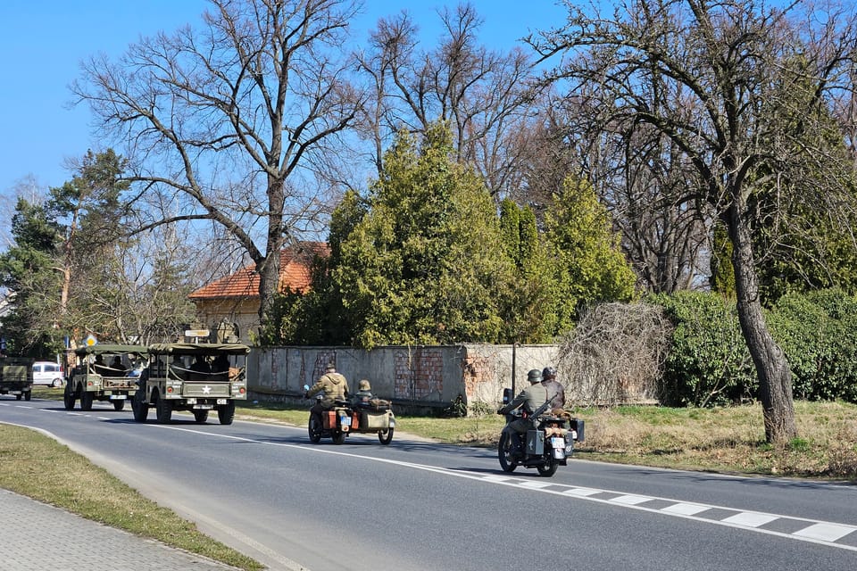 Convoy de vehículos militares históricos con motivo del 80 aniversario de la liberación y los bombardeos de Praga en 1945 | Foto: Štěpánka Budková, Radio Prague International Convoy de vehículos militares históricos con motivo del 80 aniversario de la liberación y los bombardeos de Praga en 1945 | Foto: Štěpánka Budková, Radio Prague International
