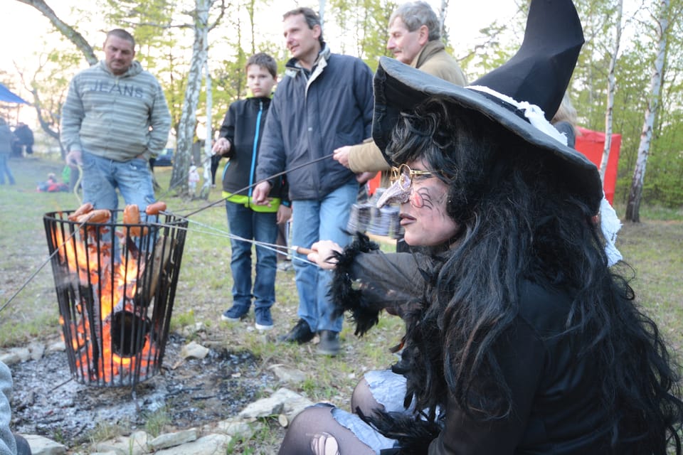 La quema de las brujas en la aldea de Liběchov, cerca de Praga | Foto: Eva Turečková, Radio Prague International La quema de las brujas en la aldea de Liběchov, cerca de Praga | Foto: Eva Turečková, Radio Prague International