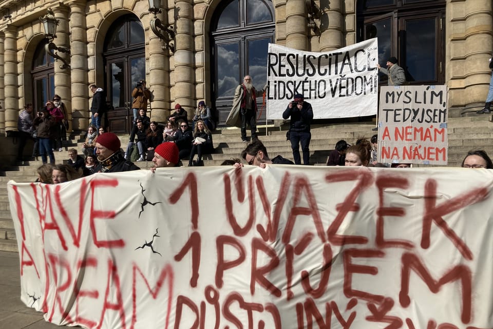 Comienzo de la manifestación enfrente de la Facultad de Filosofía y Letras de la Universidad Carolina en Praga | Foto: Martina Kutková,  Radio Prague International