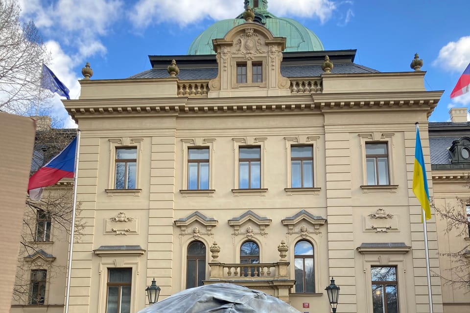 La piedra de Sísifo enfrente de la sede del Gobierno checo | Foto: Martina Kutková,  Radio Prague International