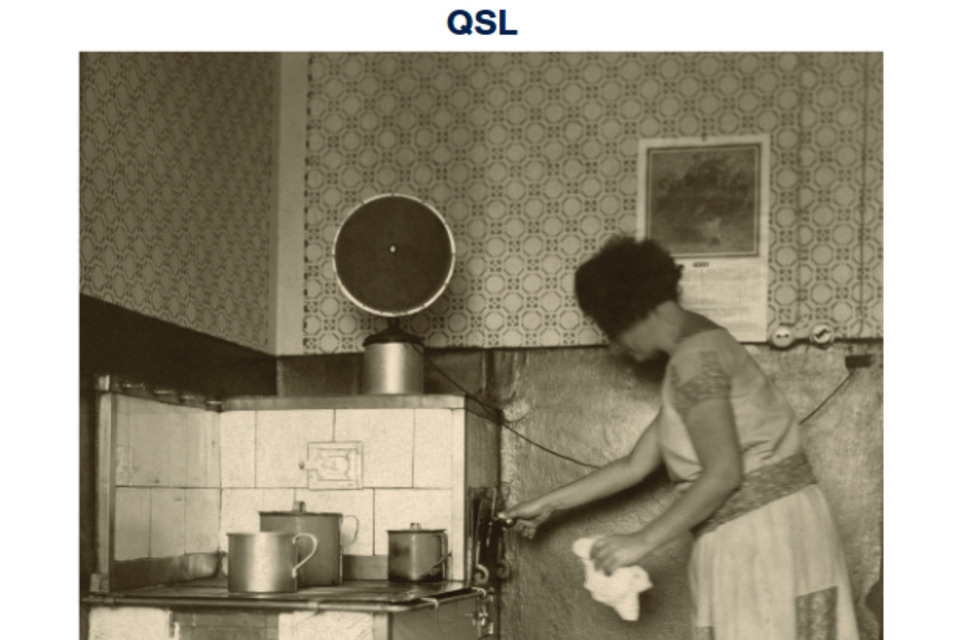 Una mujer escucha la radio en la cocina junto a la estufa. | Foto: APF Český rozhlas Una mujer escucha la radio en la cocina junto a la estufa. | Foto: APF Český rozhlas