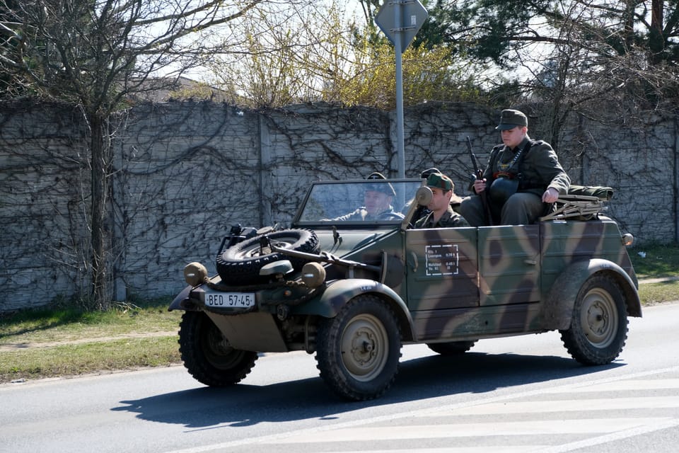 Convoy de vehículos militares históricos con motivo del 80 aniversario de la liberación y los bombardeos de Praga en 1945 | Foto: Bohumil Šimčík, Radio Prague International Convoy de vehículos militares históricos con motivo del 80 aniversario de la liberación y los bombardeos de Praga en 1945 | Foto: Bohumil Šimčík, Radio Prague International