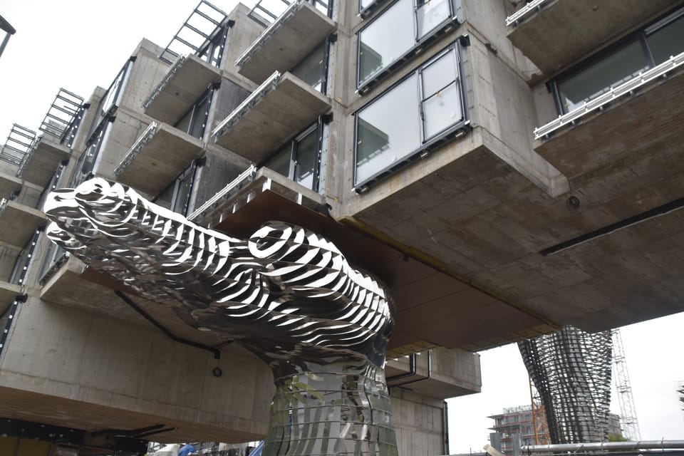 Una mano también sostiene parte del edificio de Karlín | Foto: Juan Pablo Bertazza,  Radio Prague International